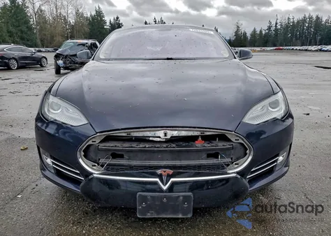 2013 Tesla Model S z USA, uszkodzony, nr VIN 5YJSA1CN2DFP03285